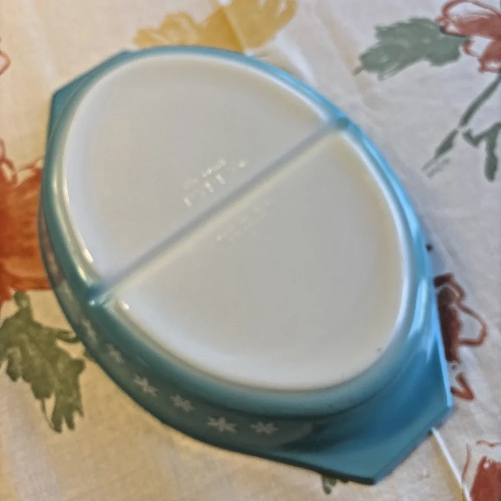 Vintage Pyrex Turquoise Snowflake 1.5 Quart Divided Casserole Dish & Clear Lid
